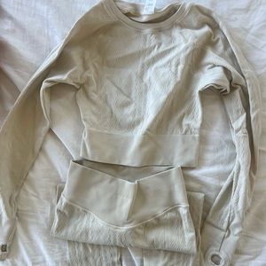 WORKOUT SET women’s long sleeve crop workout top and leggings in cream